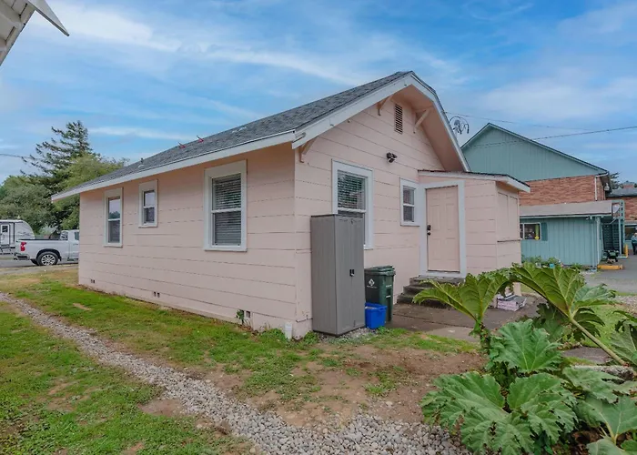 #Stayinmydistrict Coos Bay Primrose Cottage