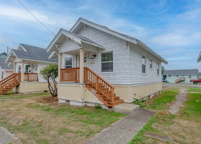 #Stayinmydistrict Coos Bay Goldfinch Cottage