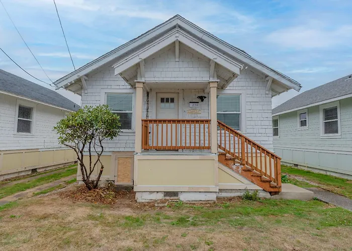 #Stayinmydistrict Coos Bay Goldfinch Cottage