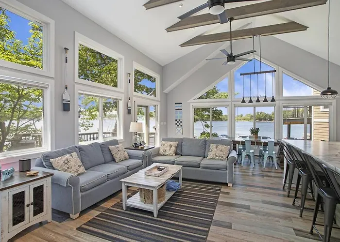 7 Bed Beachfront With Scenic Views Sister Lakes