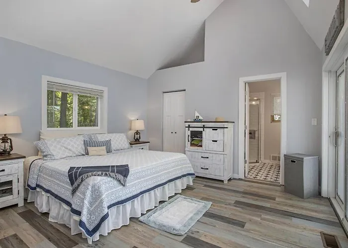 7 Bed Beachfront With Scenic Views Sister Lakes