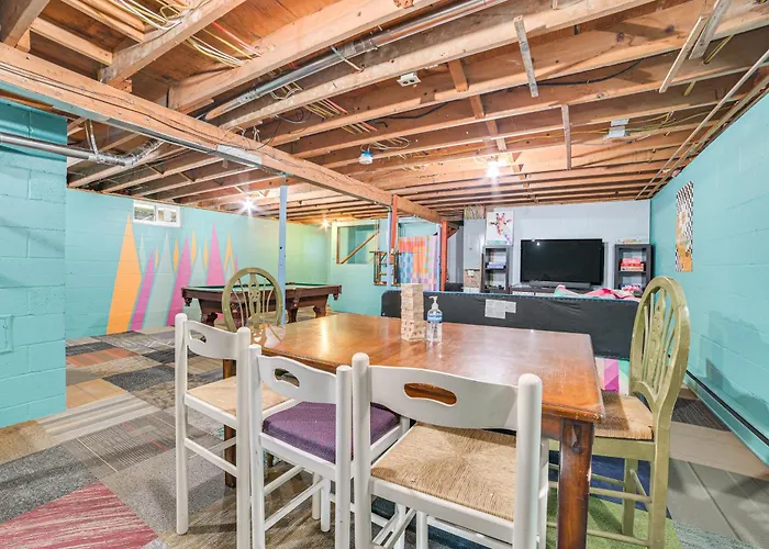 Gaylord Family Home: Walk To Shops & Restaurants!