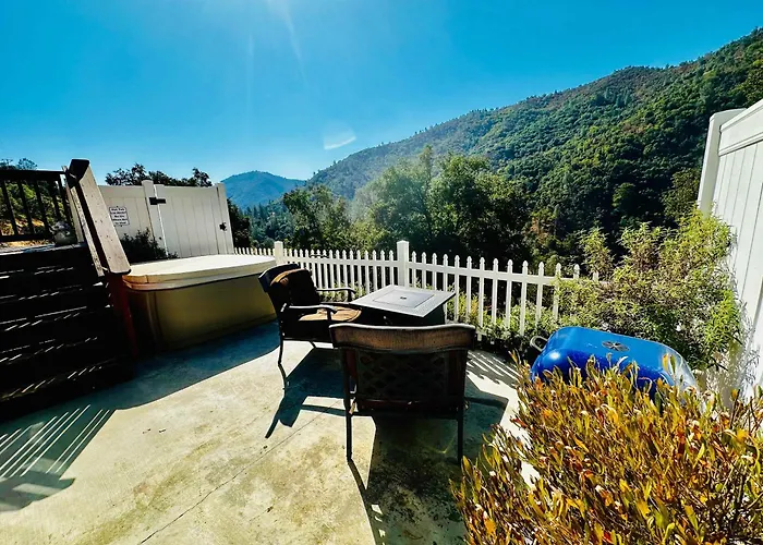 Happy Hedgehog River Views Hot Tub Private