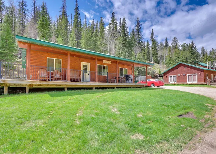 Wraparound Deck & Grill: Deadwood Cabin