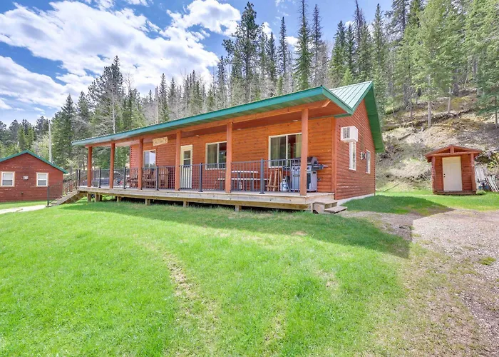Wraparound Deck & Grill: Deadwood Cabin