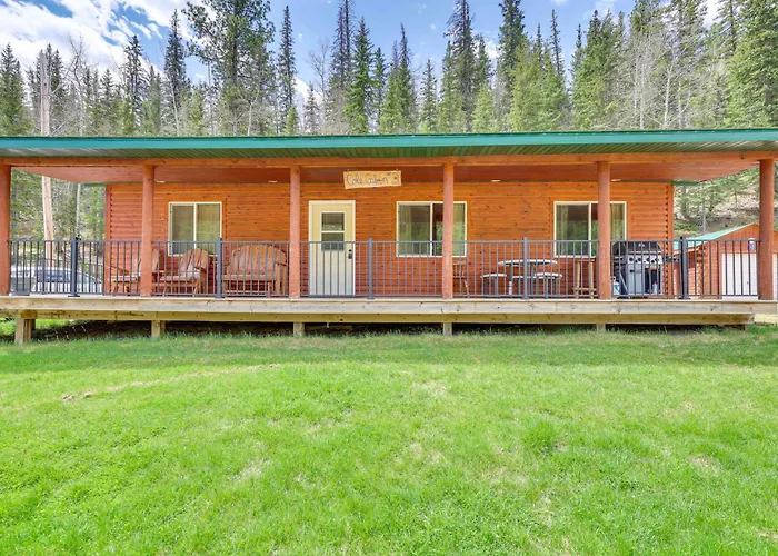 Wraparound Deck & Grill: Deadwood Cabin