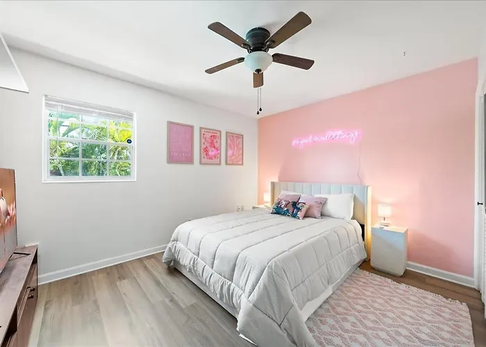 5B - Modern Pool - Game Room - Beachside - 7 Bed - Mural- Ac - Washer Dryer
