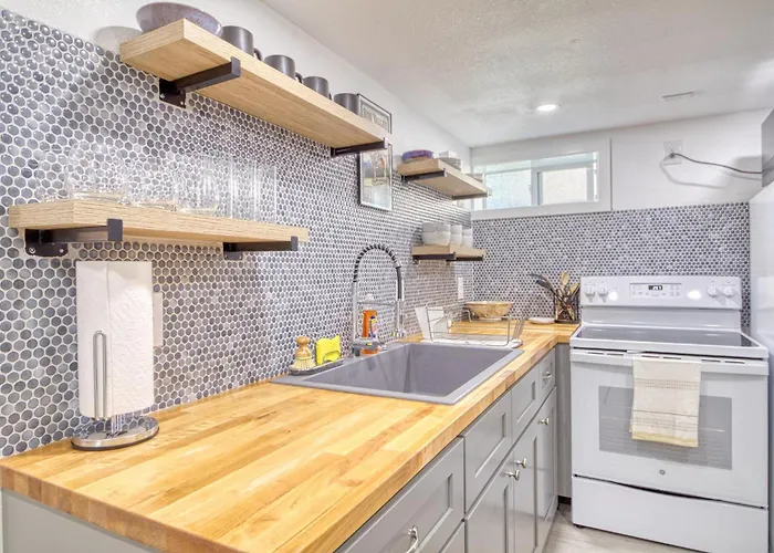 Great Find! Downtown Oasis With Office Setup
