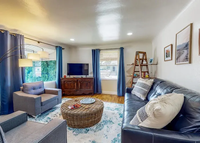 Charming Downtown Bungalow - King Bed, Office