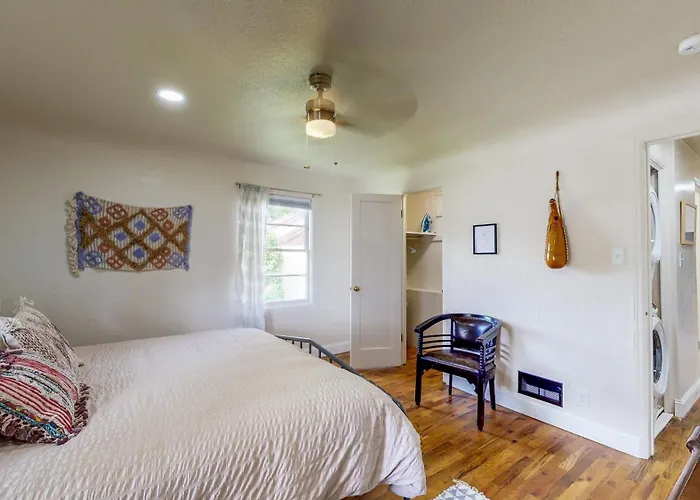 Charming Downtown Bungalow - King Bed, Office