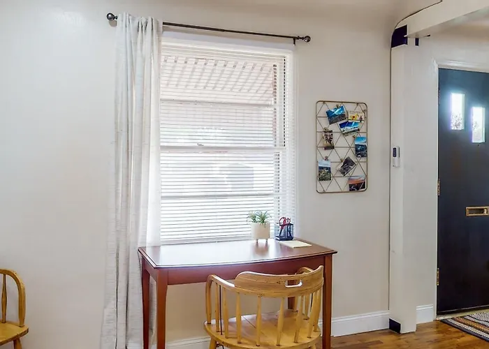 Charming Downtown Bungalow - King Bed, Office