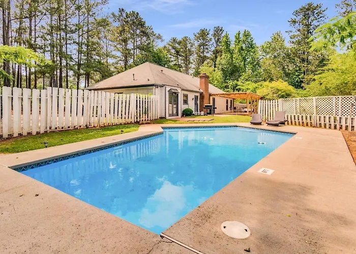 Luxury Poolside 4Br Sanctuary, Sleeps 8