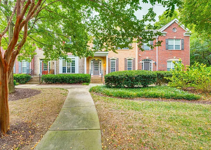 3 Mi To Avalon: Townhome W/ Balcony In Alpharetta!
