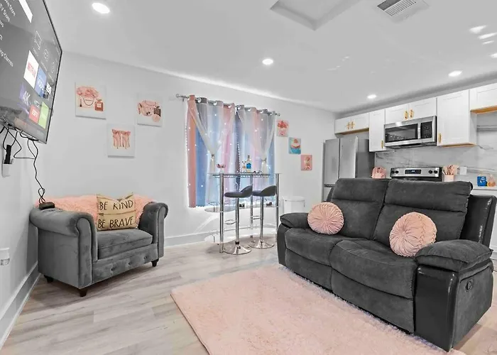 Luxury Pink Suite In Downtown
