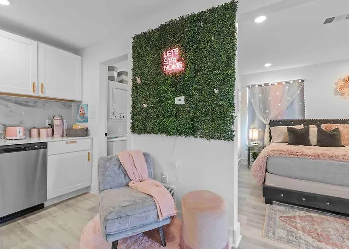 Luxury Pink Suite In Downtown