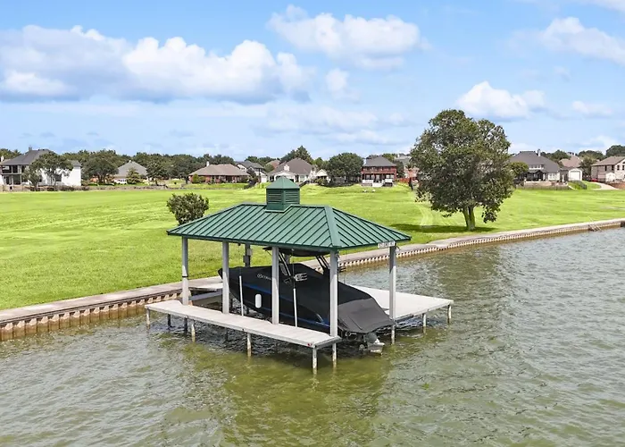 The Best Of Lakeside Living - Luxury At Its Finest