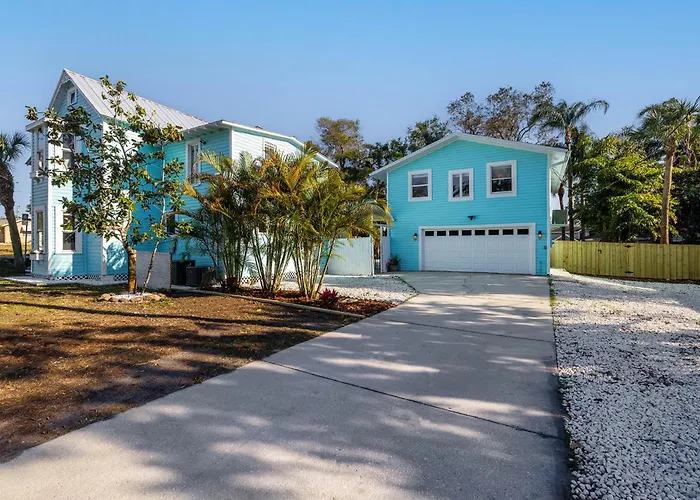 Luxurious Escape Sleeps 10 With Private Pool & Spa