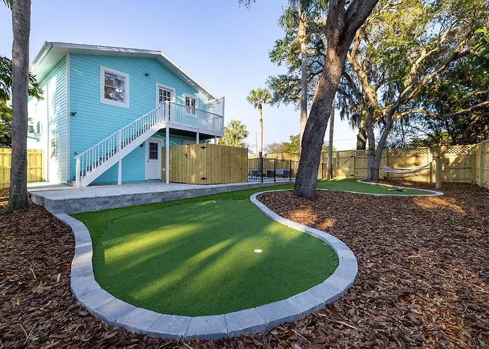Luxurious Escape Sleeps 10 With Private Pool & Spa