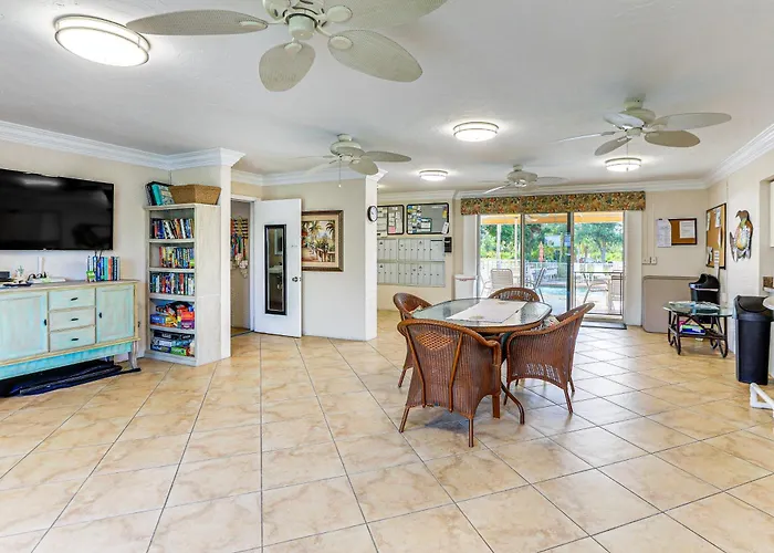 8 Mi To Beach W/ Pool Access: Englewood Condo!