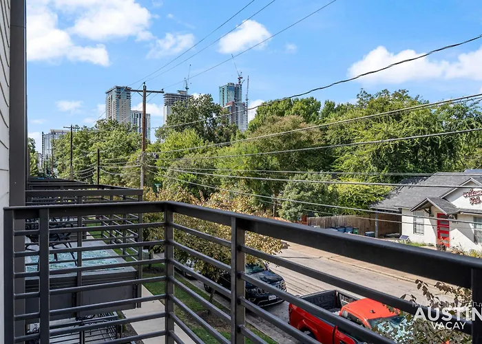 Vibrant Austin Studio Balcony Plus Parking And Wi-Fi