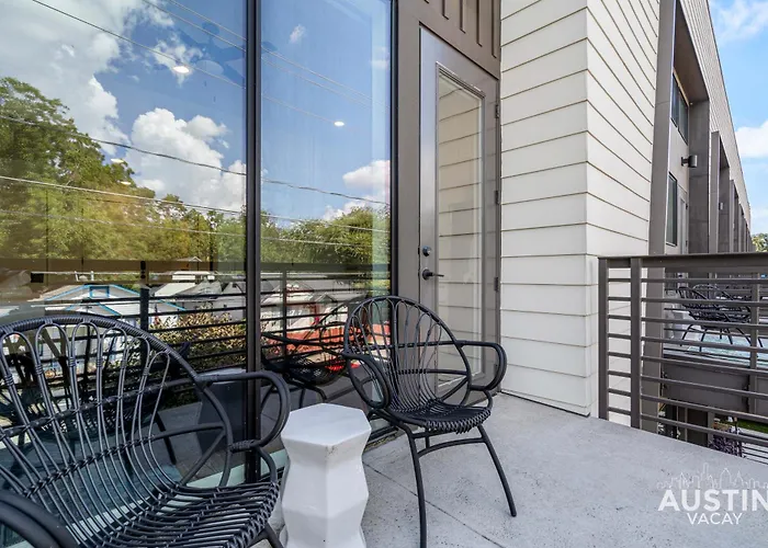 Vibrant Austin Studio Balcony Plus Parking And Wi-Fi