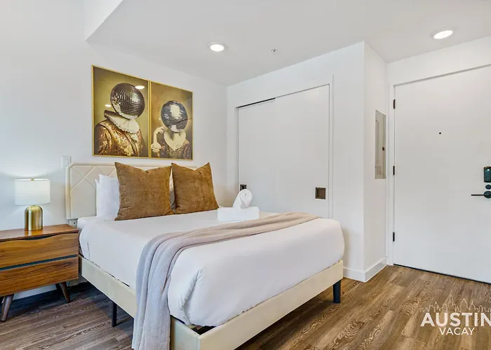 Vibrant Austin Studio Balcony Plus Parking And Wi-Fi