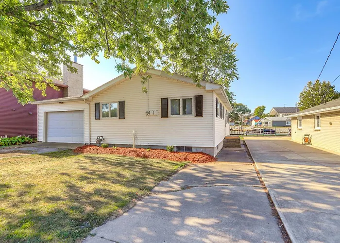 Waterfront Port Clinton Cottage: 5 Mi To Lake Erie