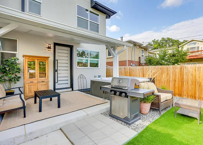 Hot Tub & Mtn-View Rooftop Deck: Golden Home