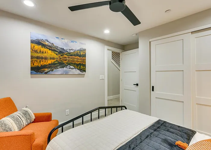 Hot Tub & Mtn-View Rooftop Deck: Golden Home