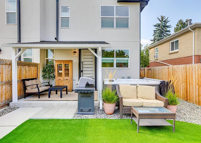 Hot Tub & Mtn-View Rooftop Deck: Golden Home