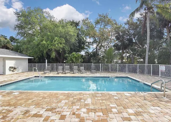 Gorgeous Townhome Close To The Beaches