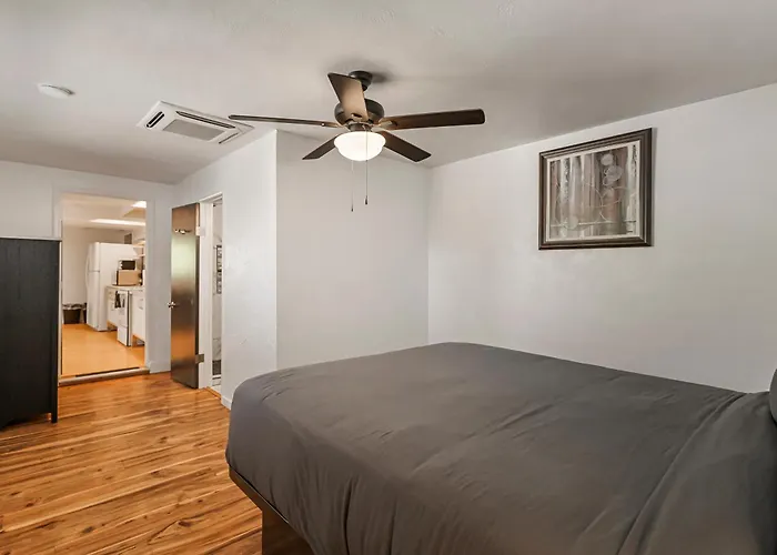 Guest House, Accessible To Downtown, & Fast Wifi!