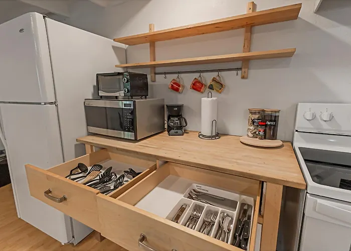 Guest House, Accessible To Downtown, & Fast Wifi!