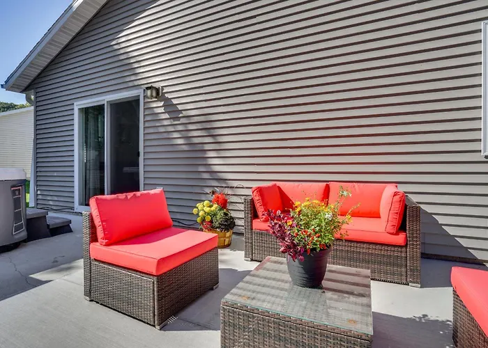 Mankato Getaway W/ Game Room & Salt Water Hot Tub!