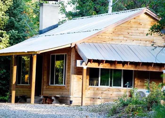 Cozy Cabin Retreat In Midway