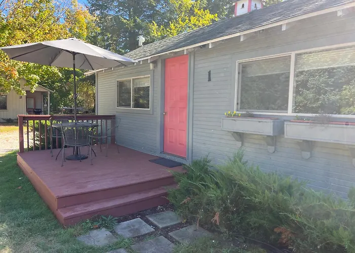 Sleeping Bear Riverside Cabins - Cabin 5