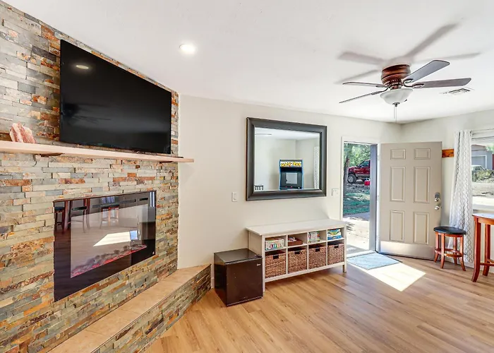 Near Woodland Lake Park: Home W/ Fire Pit!
