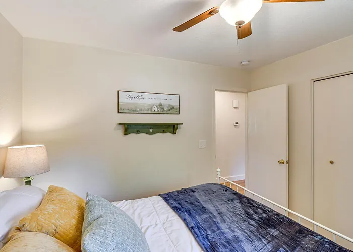 Near Woodland Lake Park: Home W/ Fire Pit!