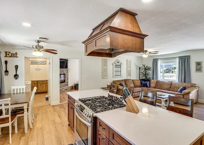 Near Woodland Lake Park: Home W/ Fire Pit!