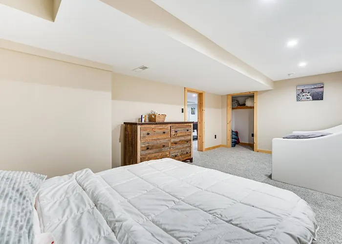 Game Room & Hot Tub! Waterfront Gem On Lake George
