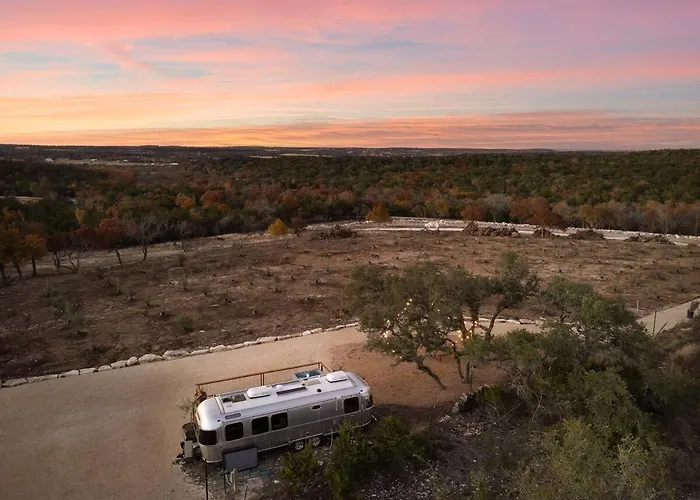 Airstream Getaway - Hot Tub & Fire Pit