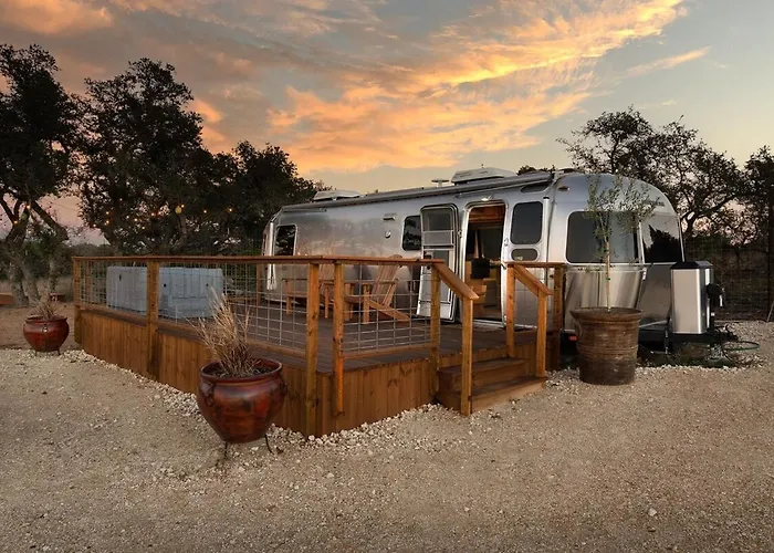Airstream Getaway - Hot Tub & Fire Pit