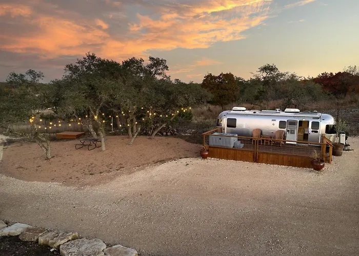Airstream Getaway - Hot Tub & Fire Pit