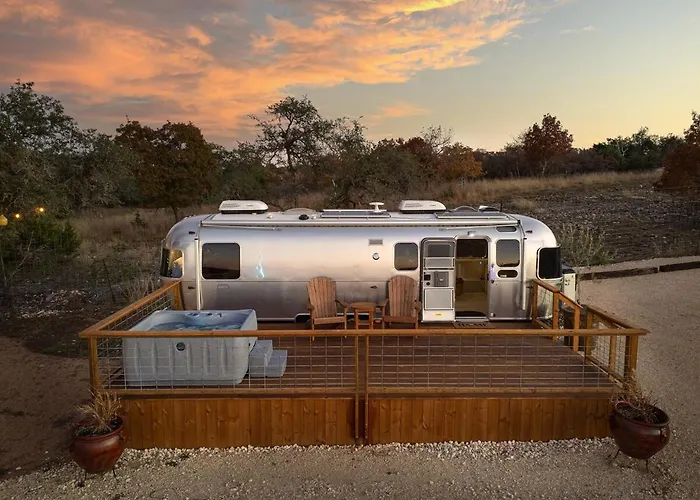 Airstream Getaway - Hot Tub & Fire Pit
