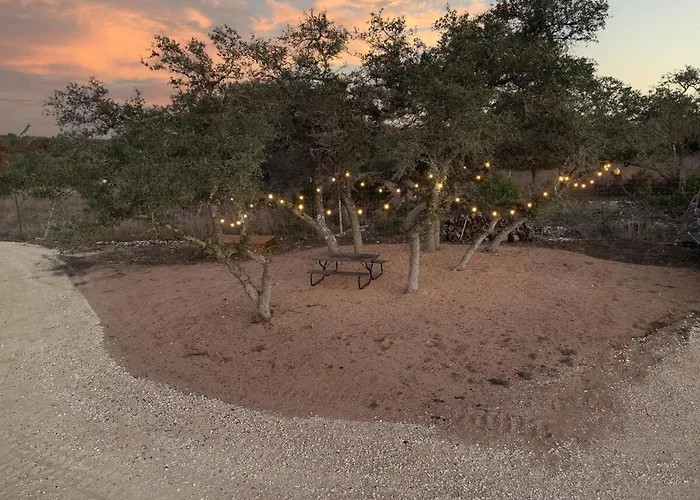 Airstream Getaway - Hot Tub & Fire Pit