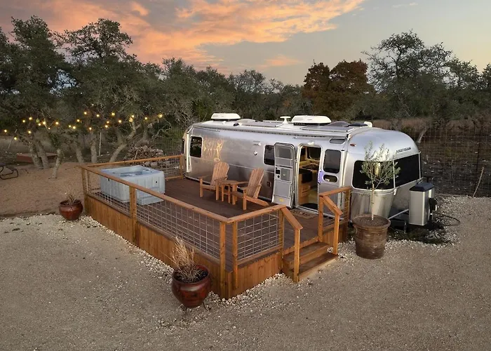 Airstream Getaway - Hot Tub & Fire Pit