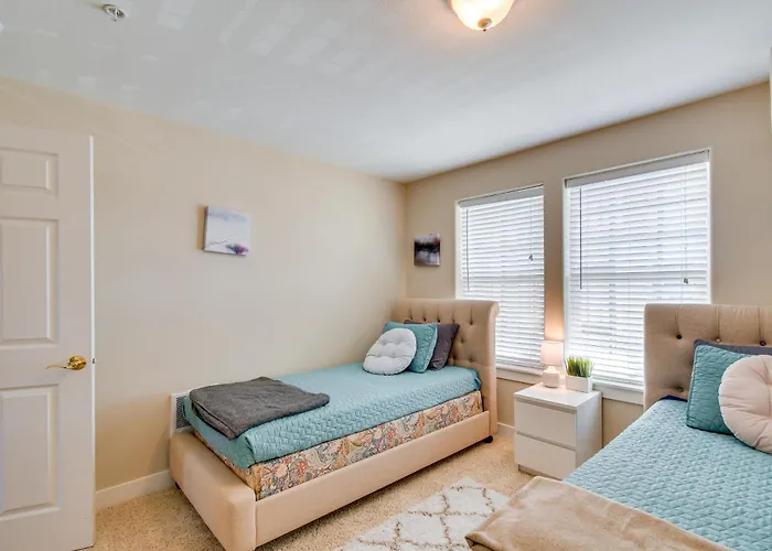 Westport Vacation Rental: Walk To Beach!