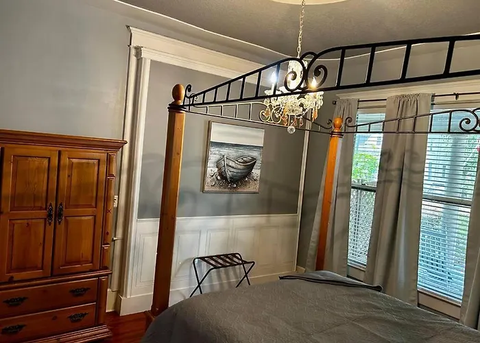 Nash House | Historic Downtown Retreat 3/1