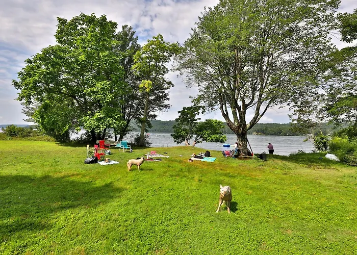The Bomoseen Bungalow - Vermont Lake House Close To Ski Resorts! Private Dock, Ski Rental Ticket Deals