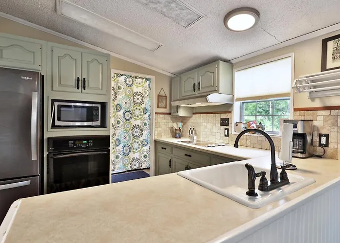 The Bomoseen Bungalow - Vermont Lake House Close To Ski Resorts! Private Dock, Ski Rental Ticket Deals
